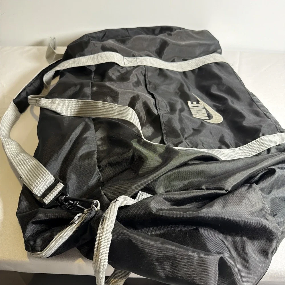 Nike XL Duffle Bag with Adjustable Shoulder Strap Black/grey 28